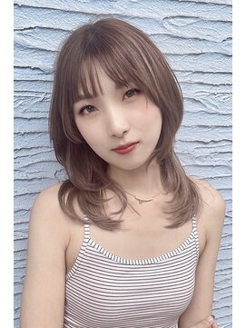 フォイルヘアー(Foil.hair) 透明感シルキーベージュの外はねレイヤーミディアム