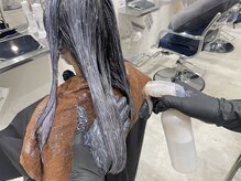 カラー剤を塗り終えたら、地肌から毛先まで特殊な酸性の水を塗布します。