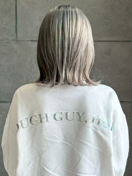 外ハネボブ ブリーチ ハイトーン シルバーグレージュ 20代 艶髪