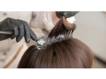 最新、最旬のカラーリング剤を使用するのはもちろんのこと頭皮や髪への負担を軽減できるサロンです。