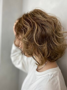 ラトリエ ブロカント 立川北口店(L'atelier BROCANTE) ベージュカラー ふわミディ カール イルミナ ハイトーン ボブ