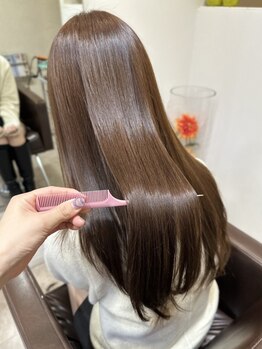 【ナチュラルストレートや酸性ストレートなど豊富な種類の施術が◎】髪の広がり&うねりが気になる方に！