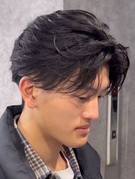 ゴールド 京都 三条(GOALD) ブルーブラックフェザーパーマ刈り上げセンターパート
