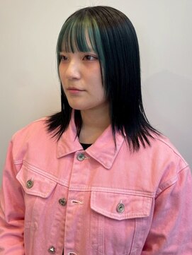 ベルフェミンキルン(Belle femin kilun) デザインカラー 前髪カット インナーカラー グリーン 外ハネボブ