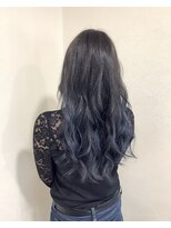 ヴィダ クリエイティブ ヘアーサロン(Vida creative hair salon) デザインカラーシルバー×ネイビーアッシュ