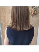 ツイギー 伊賀上ビル店(TWiGGY)&nbsp;外ハネ、ミディアムロブ。ハイライトのブロンドベージュ。