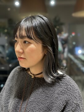 エムプラス センター北(M.plus) 切りっぱなしロブ インナーカラー ダークグレージュ×シルバー