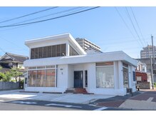 エイチ(h)の雰囲気（駐車場完備。店舗前に７台。契約駐車場９台ご用意しています。）