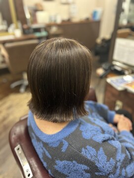 アート(art) 白髪ぼかしハイライト×切りっぱなしボブ