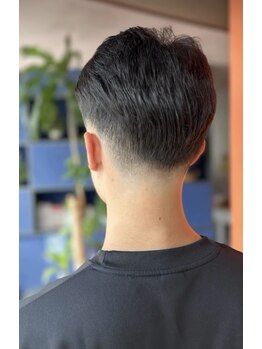 トータルヘアサロンカマダの写真/男の色気と個性を引き出す！メンズパーマ×フェードで、ビジネスも休日もキマるスタイル♪