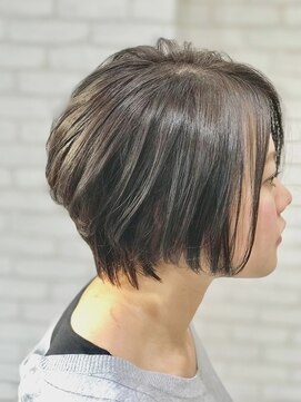 アヴェク トワ(avec toi) プラチナアッシュグレージュ×ショートボブ