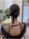 リボンを合わせたタイトシニヨン/関内美容室