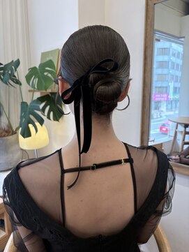 メク(meku) リボンを合わせたタイトシニヨン/関内美容室