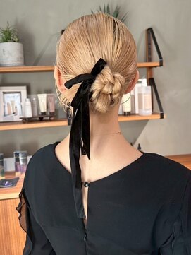 タイトヘア×ブラックリボン