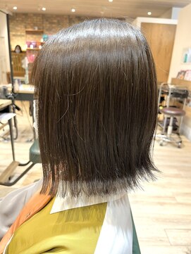 サラ(sarah) 切りっぱなしボブ/外はね