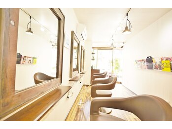 ラニカイ(LANIKAI.)の写真/ウッド調のポップで爽やかな店内☆気さくなスタッフの丁寧な対応で美容室が苦手な方もお気軽にご来店下さい