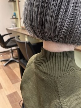 アローズ 栄町店(HELLO'S)の写真/1cm伸びるだけで気になる白髪を明るめのグレイカラーでカバー!白髪を生かすカラーリング♪