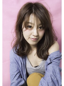 プラウド シースルバングと濡れ髪の可愛いミディアムスタイル