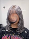 「透明感シルバー × レイヤーカット」
