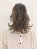 ハイトーンベージュカラーのハイレイヤースタイル