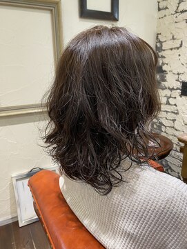 タントラ(tantra) ミディアムパーマ オリーブグレージュ