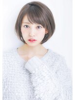 グレージュアッシュカラー　大人かわいいひし形ショートヘア
