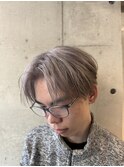 メンズホワイトグレージュ毛流れセンターパートメンズブリーチ