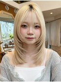 ミディアムレイヤーハッシュカットハイトーンミルクティー
