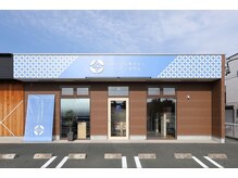 kiRaku豊川八幡店　半個室の白髪染めとヘッドスパ専門店の雰囲気（大通り沿いに面しており、広い駐車場もご用意◎）