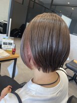 アチーブリス(achieve Liss)&nbsp;インナーカラーチェリーピンクハイトーンくびれショートボブ