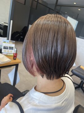 アチーブリス(achieve Liss) インナーカラーチェリーピンクハイトーンくびれショートボブ