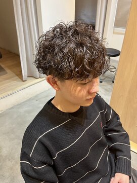 ソウスシア(SOURCE cia) メンズ強めスパイラルパーマ【佐藤和弥】