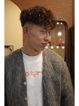 エディ(Edy) スペインカールスキンフェードブラウンカラー刈り上げ眉毛カット