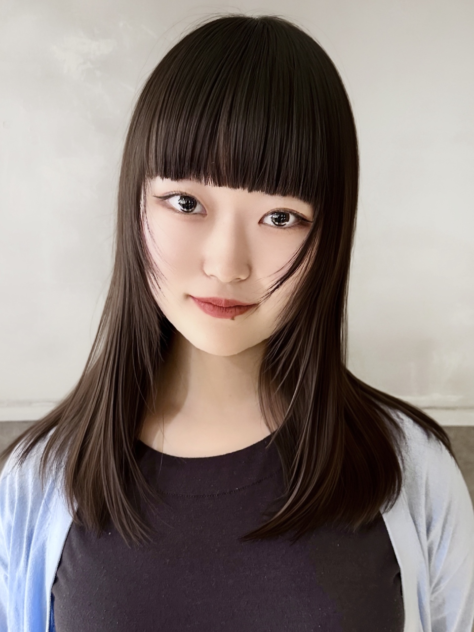 大人女性黒髪顔まわりレイヤーワイドバングフルバング