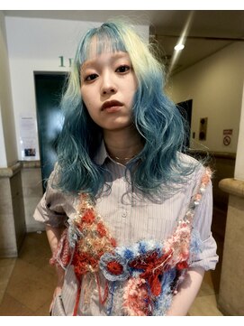 ニコフクオカヘアーメイク(NIKO Fukuoka Hair Make) ペールブルーとホワイトカラーのデザインカラー