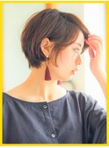 ナチュラルショート・前下がりボブ・ハイトーンカラー・イエロー