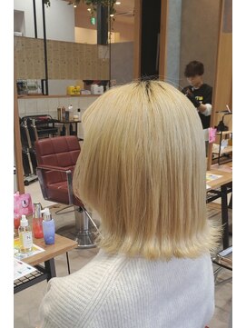 ラッシュ(rush) 切りっぱなしボブ / ハイトーンカラー / 顔まわりカット