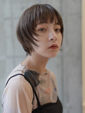 ピズム(PISM) 顔周りレイヤー/ペールベージュ/眉上バング/ショートヘア