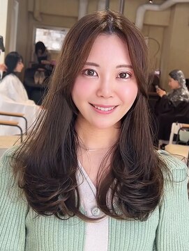 ティア(Tia.) （内巻きワンカール/アッシュブラウン/縮毛矯正/艶髪）