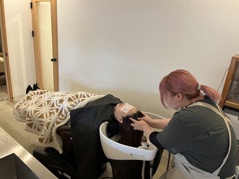 ポノ(pono)の写真/経験豊富な実力派女性スタイリストが頭皮と髪に優しい施術をご提案♪日頃の疲れを癒しませんか。
