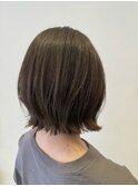 明るめオリーブカラーが映える、洗練ショートボブ
