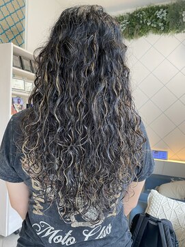 アンジュベイナハ (Ange Bay NAHA) ハイライトカラー×スパイラルパーマ