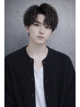 オグジュアリー 表参道(aux.) 束感黒髪ナチュラル人気流行フェザーパーマ韓国風