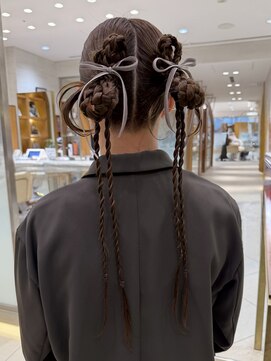 ピークアブー 銀座中央通り(PEEK-A-BOO) 編み込みアレンジ×リボン