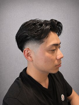 ワンワンオー バーバーショップ 長浜店(@110 BARBER SHOP) センターパート × フェード