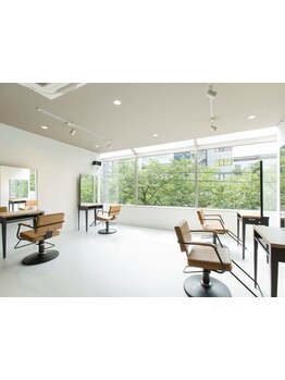 明るい店内、暖かな雰囲気と親しみやすい接客…☆5年、10年先もずっと通って頂けるお店を目指しています◎