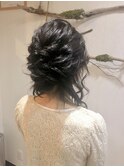 おくれ毛たっぷりのルーズアップ