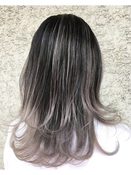 フロクシノーシナイヒリパイリフィケーション(Floccinaucinihilipilification) レイヤーカットのシルバーバレイヤージュ(ブリーチ×1.5~)