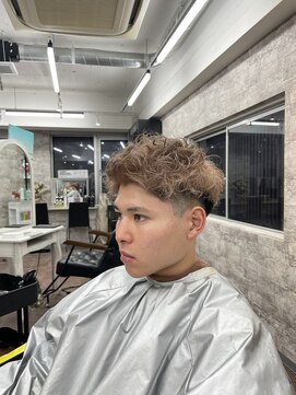 リファイン バイ アフィナー 本厚木店(Refine by Afinar) 【本厚木/本厚木駅】ハイトーン×スパイキーショート