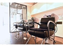 モッズ ヘア 目黒店(mod’s hair)の雰囲気（シャンプーブースで癒しのひとときをお過ごしください。）